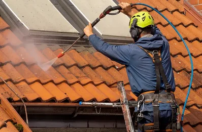 Démoussage et hydrofuge de toiture à Cornil